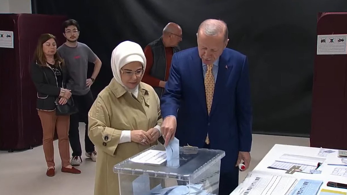 Presidente da Turquia, Recep Tayyip Erdogan votando neste domingo (31)