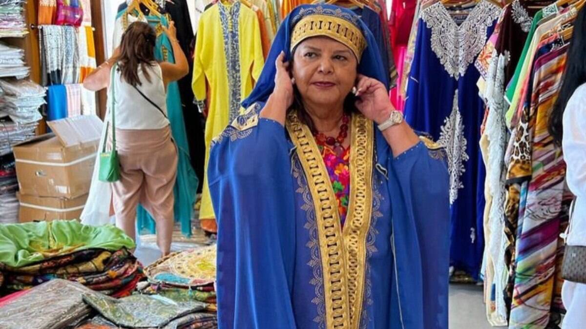 Luiza Trajano experimenta uma abaya, roupa típica dos Emirados Árabes