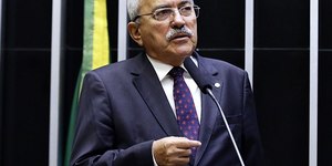 Ex-deputado publica "nude" por engano e priva conta em seguida