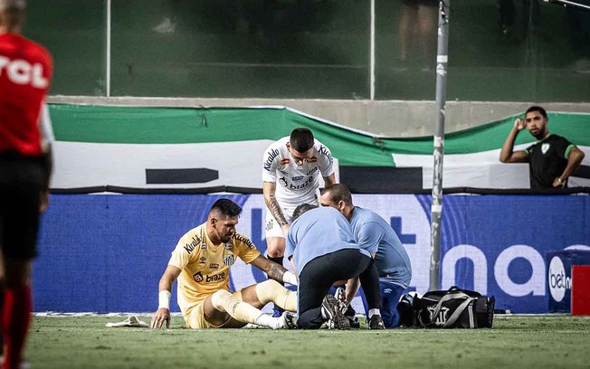 Goleiro do Santos, João Paulo, recebe atendimento após a grave lesão