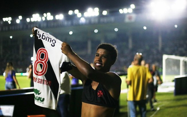Vasco anuncia renovação de contrato com Andrey Santos