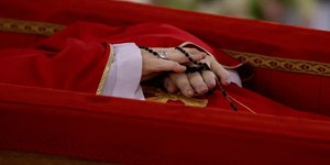 Vaticano divulga texto que vai dentro do caixão do Papa Francisco