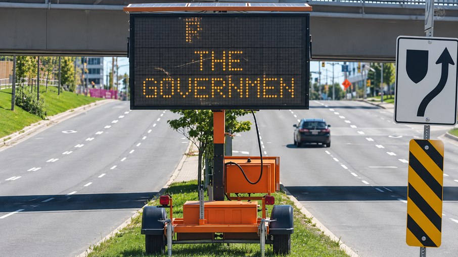 Equipamento instalado próximo às obras da Ontario Line exibiu palavrões e críticas a sistemas de vigilância por câmeras Equipamento instalado próximo às obras da Ontario Line exibiu palavrões e críticas a sistemas de vigilância por câmeras
