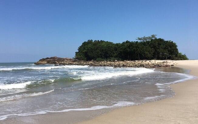 A pequena praia de Camburizinho é ideal para quem quer tranquilidade em São Sebastião