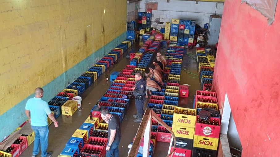 Barracão tinha 14.688 garrafas; rótulos e tampas eram trocados para simular produto de maior valor Barracão tinha 14.688 garrafas; rótulos e tampas eram trocados para simular produto de maior valor