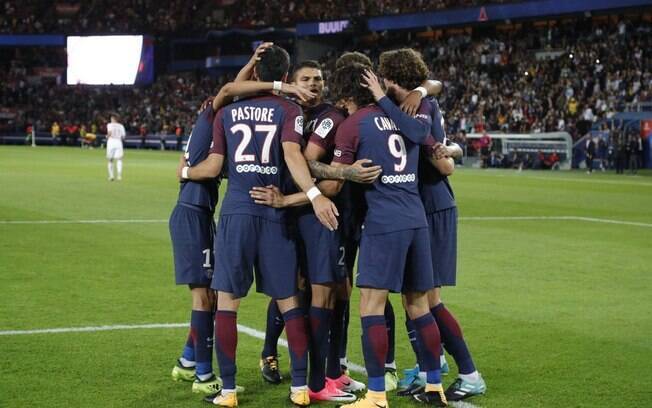 Jogadores do PSG comemoram um dos gols contra o Toulouse