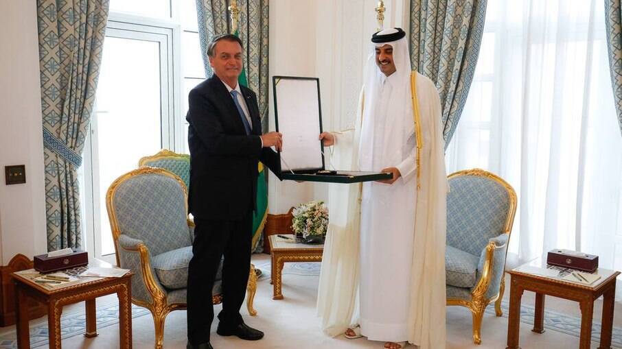 Bolsonaro homenageia xeque do Qatar com mais alta condecoração do país