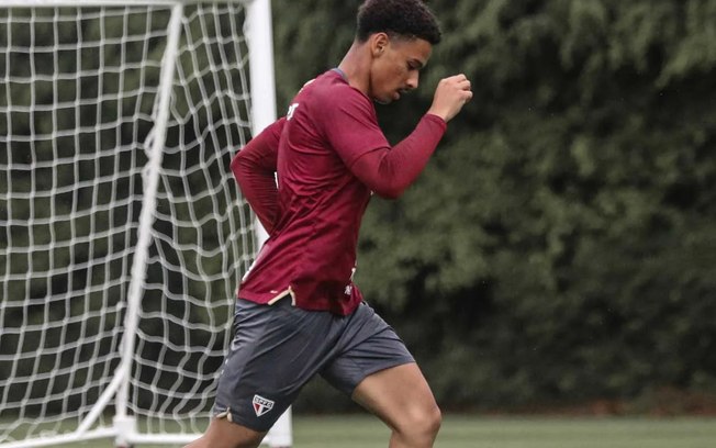 Hugo durante treinamento com a camisa do São Paulo Hugo durante treinamento com a camisa do São Paulo