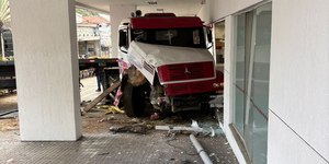 Carreta desgovernada invade agência do Bradesco em Sorocaba
