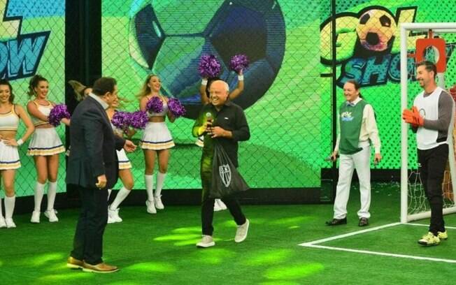 Sérgio, ex-goleiro do Verdão, e Reinaldo, ídolo do Galo, se divertem na estreia do 'Gol Show'