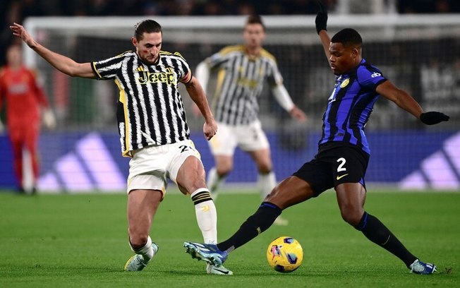 Rabiot, da Juventus, e Dumfries disputam uma bola em jogo do Italiano
