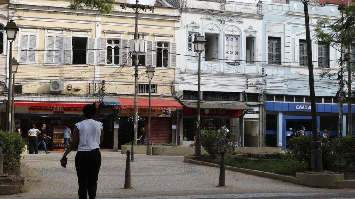 Comerciantes da Rua do Imperador, na região central de Petrópolis, retomam atividades após as chuvas.