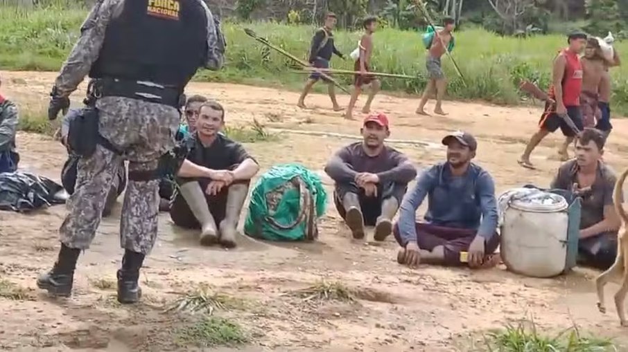 Vídeo mostra momento em que garimpeiros são entregues aos agentes da Força Nacional