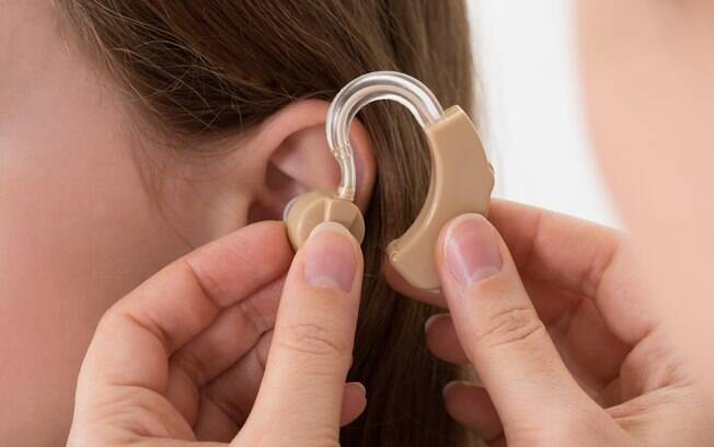 Pessoas que utilizam aparelhos auditivos podem sofrer mais com incômodos nos ouvidos durante os voos
