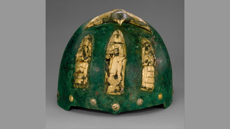 Capacete de 3.500 anos mostra deuses cobertos de ouro