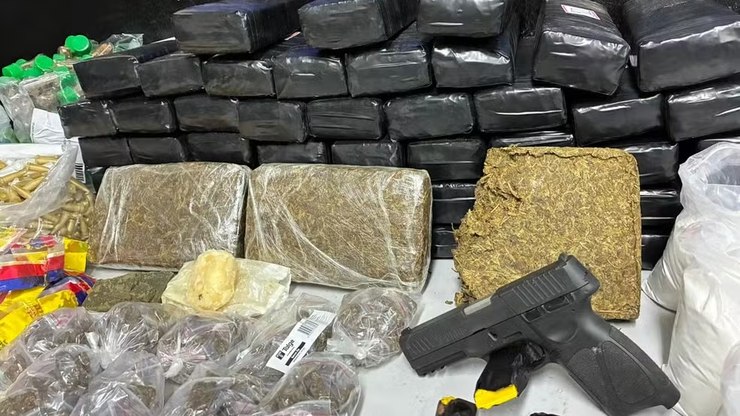 Arma e 65 kg de drogas são apreendidas em imóvel abandonado