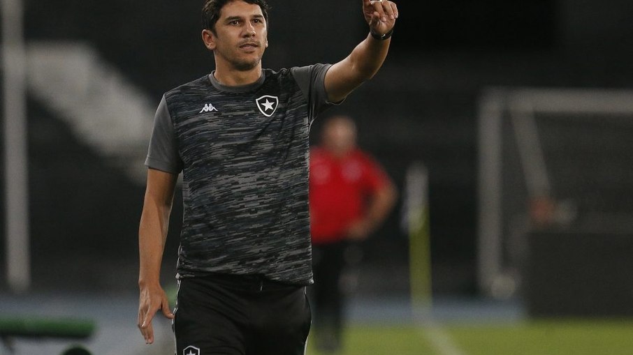 Lúcio Flávio não deve resistir como técnico do Botafogo