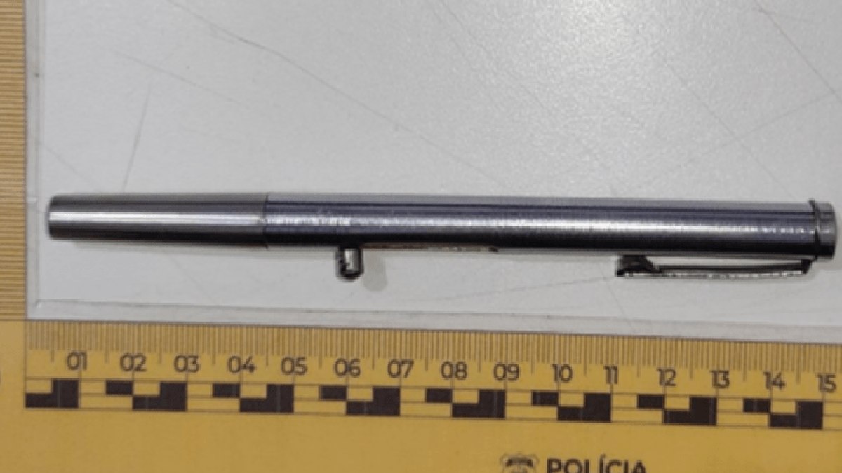 Caneta revólver apreendida no caso foi considerada pela Justiça uma arma de fogo dissimulada, de uso proibido pela legislação Caneta revólver apreendida no caso foi considerada pela Justiça uma arma de fogo dissimulada, de uso proibido pela legislação