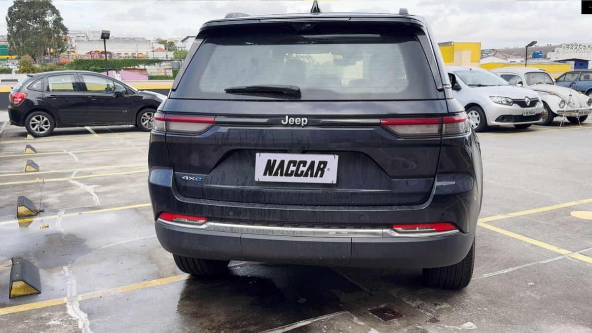 Visual robusto da traseira da Jeep Grand Cherokee 4xe 2025 Visual robusto da traseira da Jeep Grand Cherokee 4xe 2025