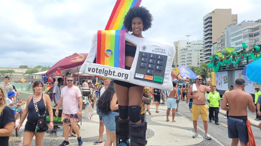 Intervenção da Vote LGBT na parada do Rio de Janeiro, em Copacabana