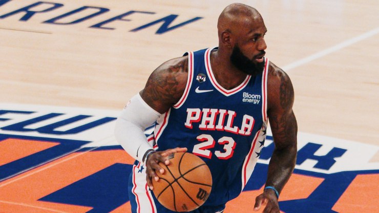 LeBron estreia aos 41 anos e derrota os campeões na casa deles