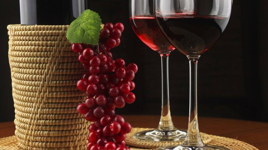 Substância do vinho tinto pode retardar ejaculação precoce, diz estudo