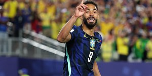 Com gols no 1º tempo, Brasil bate Haiti e vira líder do grupo