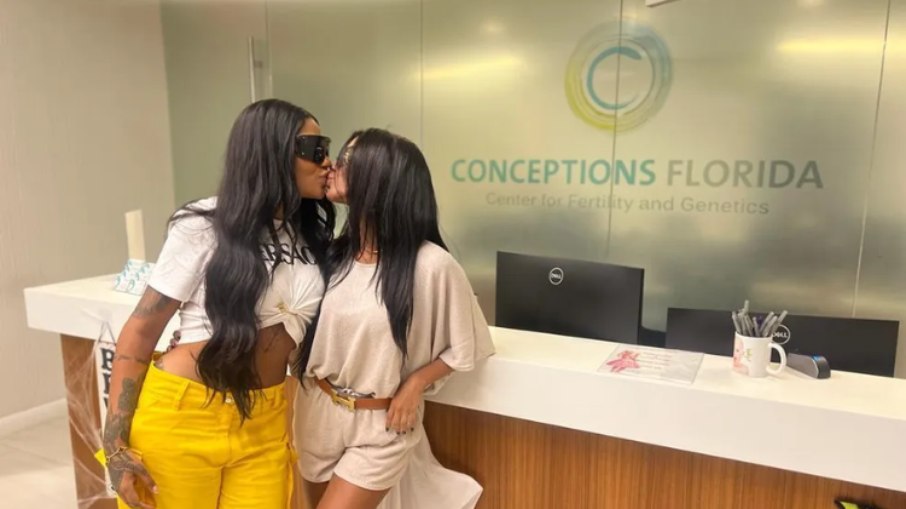 Ludmilla e Brunna Gonçalves visitam clínica de fertilização in vitro