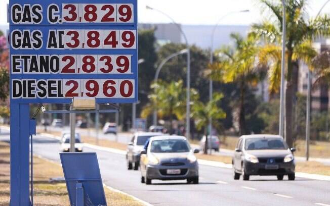 Do preço da gasolina, 26% correspondem aos valores praticados nas refinarias e outros 47% aos impostos incidentes