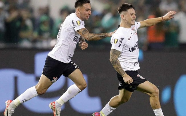 Garro corre em disparada para celebrar o seu gol de falta no empate com o Palmeiras