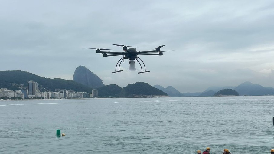 Drone com comunicação sonora amplia a vigilância e a orientação ao público na orla carioca