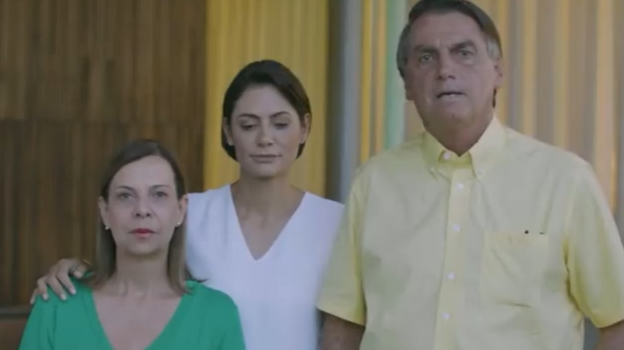 Bolsonaro ao lado da primeira-dama e uma representante da Venezuela