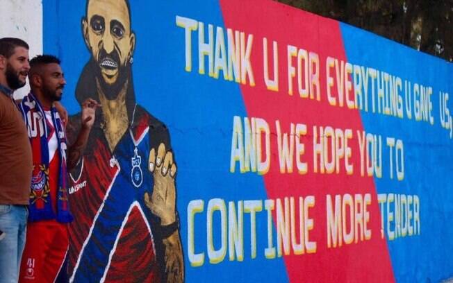 Torcida marroquina pintou a parede do clube com agradecimento a Robinho