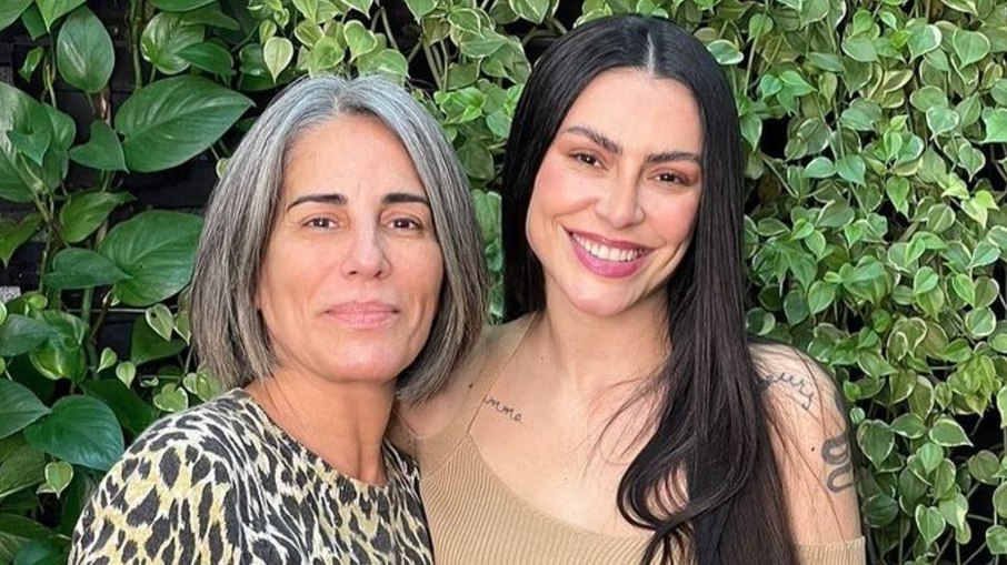 De mãe para filha! Assim como a mãe, Cléo Pires se lançou cedo na vida artística. Além de seguir os passos de Glória no campo da atuação, Cléo também se aventura no cenário musical, assim como o pai, Fábio Júnior. De mãe para filha! Assim como a mãe, Cléo Pires se lançou cedo na vida artística. Além de seguir os passos de Glória no campo da atuação, Cléo também se aventura no cenário musical, assim como o pai, Fábio Júnior.