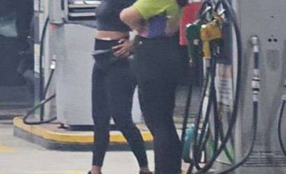 Posto é acusado de obrigar funcionárias a usar cropped e legging