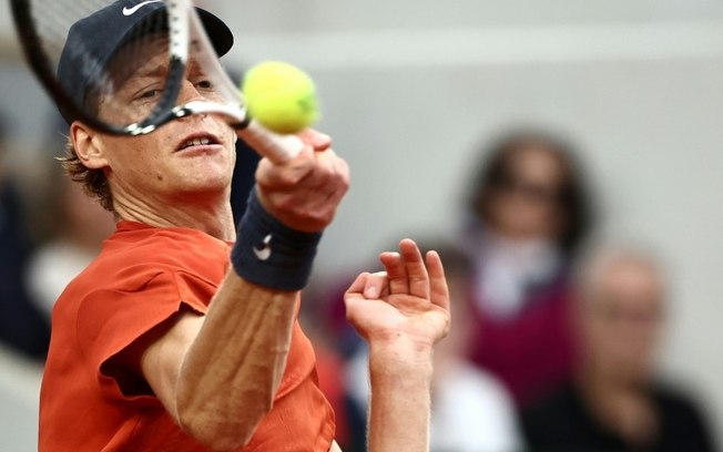 Jannik Sinner durante a vitória sobre o americano Christopher Eubanks nesta segunda-feira, na primeira rodada de Roland Garros