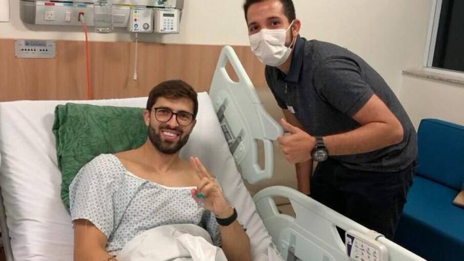 Zagueiro Diego Sacomam após a cirurgia bem-sucedida.