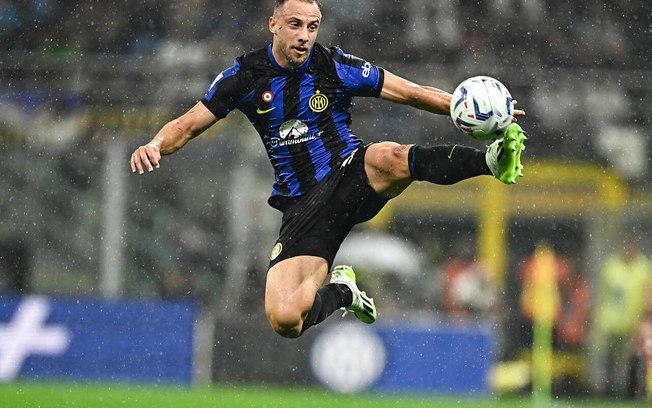 Carlos Augusto durante partida da Inter de Milão no Estádio Giuseppe Meazza - Foto: Gabriel Bouys/AFP via Getty Images