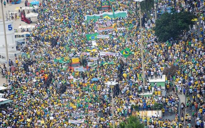 Manifestantes pedem o impeachment da presidente Dilma Rousseff, em Copacabana, Rio de Janeiro
. Foto: Tasso Marcelo/ Fotos Públicas