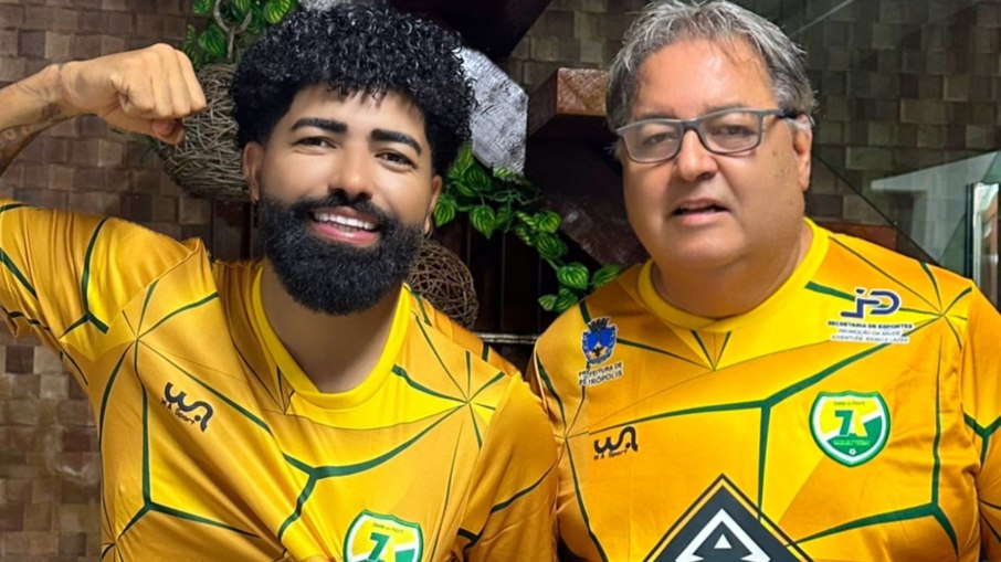 O influenciador ao lado de Nelri Leite, presidente do 7 de Abril