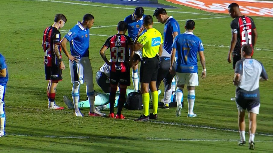 Weverton cai no campo antes do jogo e preocupa