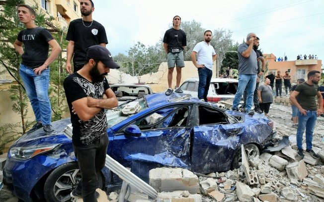 Danos causados por bombardeio de Israel a um prédio de apartamentos em Barja