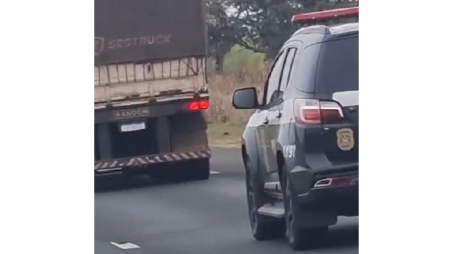 Viatura da Polícia Civil do 77º DP (Santa Cecília) realiza abordagem de caminhão carregado com 450 quilos de cocaína na Rodovia Euclides da Cunha, Rubinéia (SP) , em operação que desencadeou investigação sobre desvio de drogas por policiais civis Viatura da Polícia Civil do 77º DP (Santa Cecília) realiza abordagem de caminhão carregado com 450 quilos de cocaína na Rodovia Euclides da Cunha, Rubinéia (SP) , em operação que desencadeou investigação sobre desvio de drogas por policiais civis