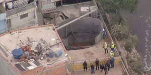 Casas seguem interditadas após cratera em Osasco (SP)
