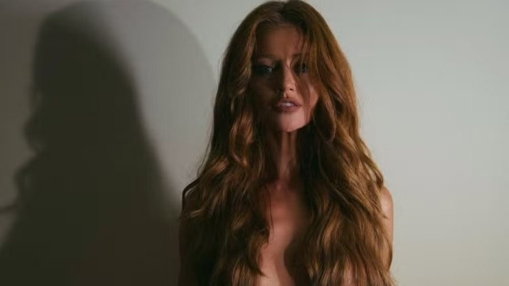 Cintia%20Dicker%20usa%20biqu%C3%ADni%20transparente%20e%20choca%20ao%20fazer%20topless