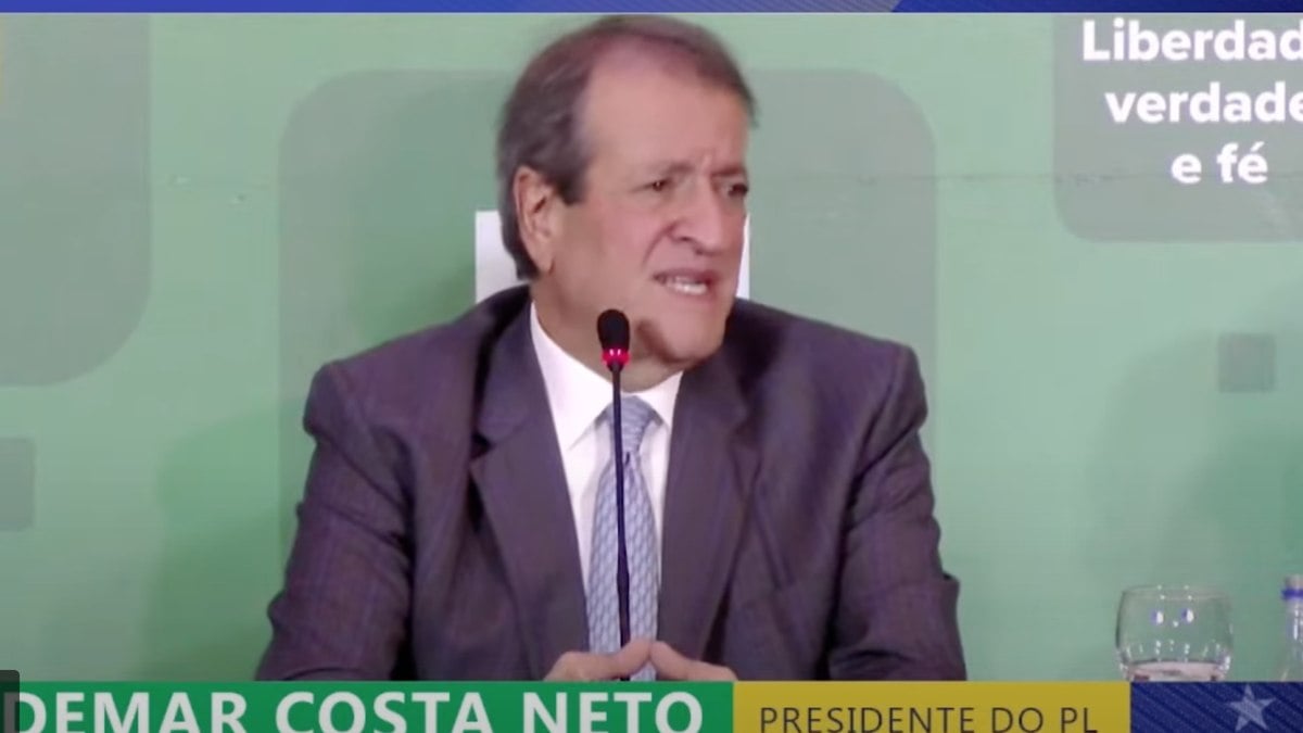 Valdemar Costa Neto fala a jornalistas nesta terça-feira 