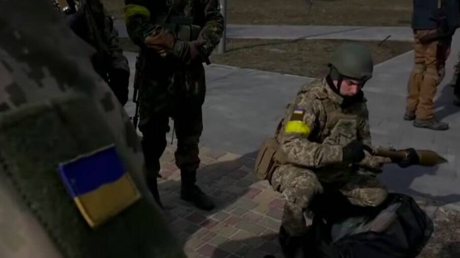 Rússia diz que mais de mil soldados ucranianos se renderam em Mariupol