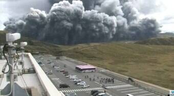 Vulcão entra em erupção e forma grande nuvem de fumaça