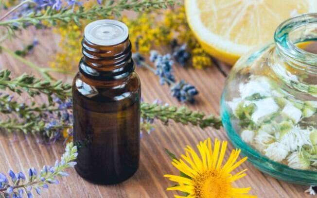 Os óleos essenciais podem ser usados de diversas formas, como em massagens e inalações