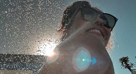 Alinne Rosa curte dia de piscina totalmente nua e posta fotos